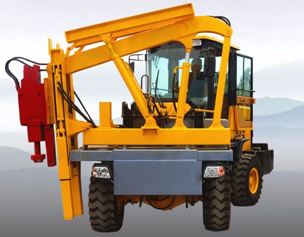 濟（jì）寧91网站機械又一批（pī）護欄打樁機發往貴州途中（zhōng）