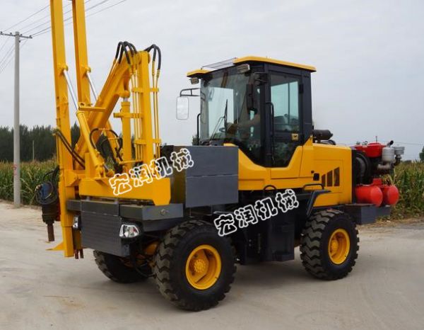 濟（jì）寧91网站護欄（lán）打樁機內蒙古施工現場（chǎng）