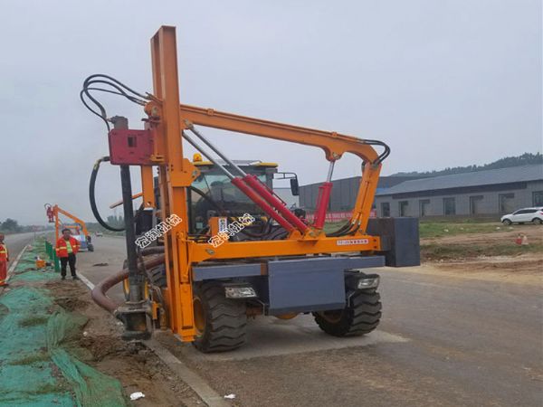 濟寧91网站鏟車式護欄鑽（zuàn）孔機濟南施工現場