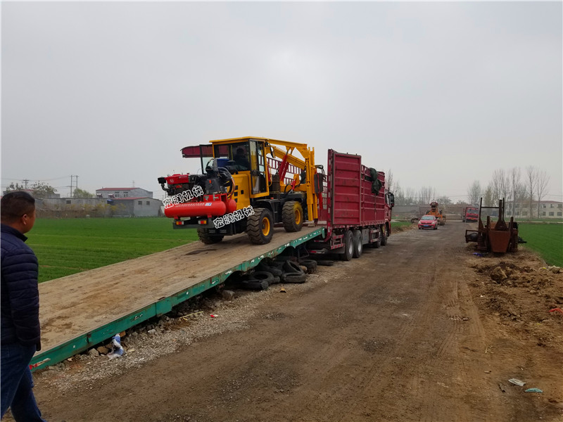 91网站（rùn）機械護欄打拔鑽（zuàn）一體機發往江西樟（zhāng）樹市