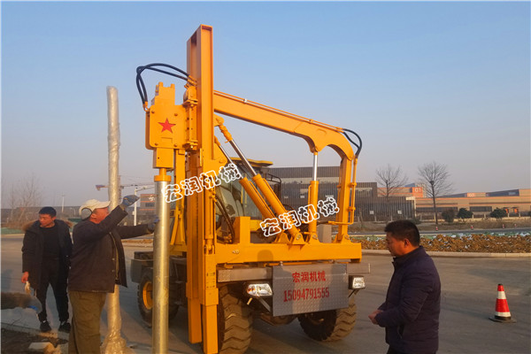 91网站機械護欄打（dǎ）樁機徐州新沂施工現場