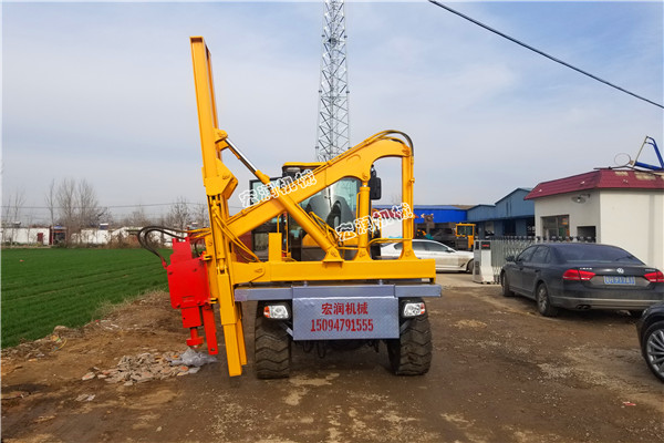 91网站機械高（gāo）速護（hù）欄打樁機發往雲南普洱途中