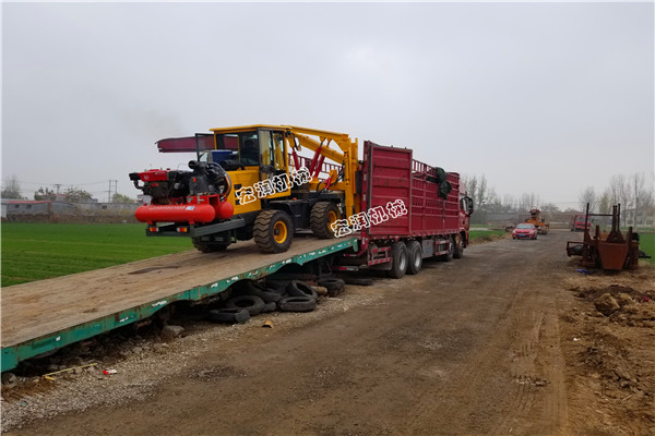 91网站機械高速護欄打樁機發往雲南普洱途中