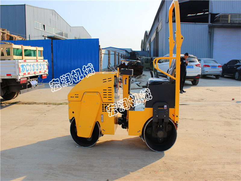 小型振動壓（yā）路機