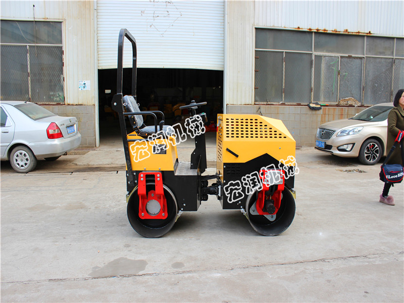 全（quán）液壓振動（dòng）壓路機