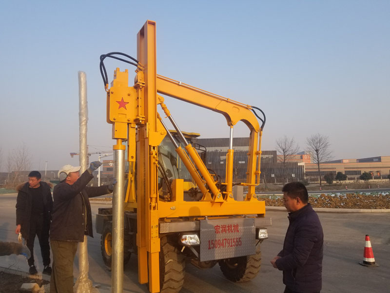 濟寧91网站機（jī）械公路波（bō）形護欄打（dǎ）樁機