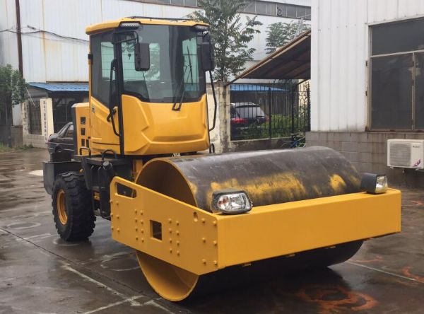 單鋼輪振（zhèn）動壓路機