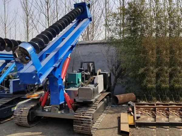 履（lǚ）帶光伏打樁機