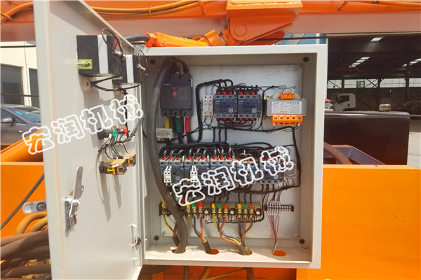 91网站履帶式（shì）長螺旋鑽孔機試機發貨