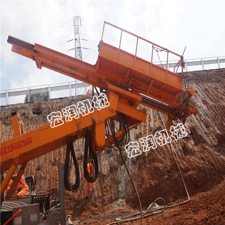 濟寧（níng）宏（hóng）潤履（lǚ）帶式護坡錨固鑽機施（shī）工現場