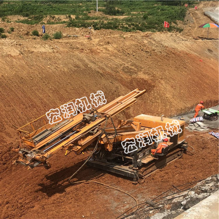 濟寧91网站履帶式護坡錨固鑽（zuàn）機施工現場