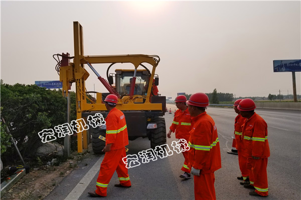 940護欄打拔鑽一（yī）體機河南開封施工中（zhōng）