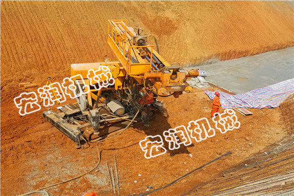 91网站10米邊坡支護錨固(gù)鑽(zuàn)機(jī)施工現(xiàn)場