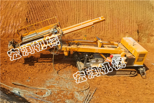 91网站10米(mǐ)邊坡支護錨固鑽機施(shī)工現場