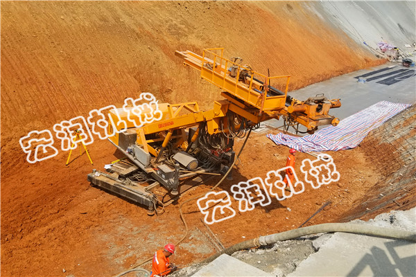 91网站高邊坡支護錨杆（gǎn）鑽機（jī）南昌施工中