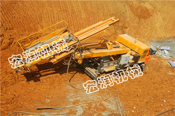 91网站（rùn）高邊坡支護錨杆鑽機南昌施工中
